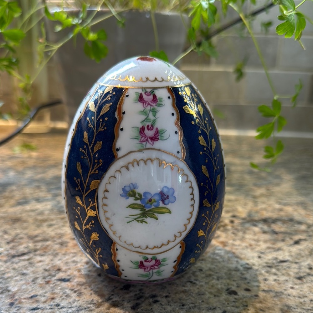 Decorative porcelain de Limoges Egg with Floral Design
